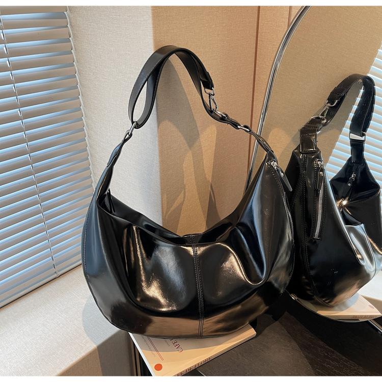 Large-capacity Dumpling-shaped Fashionable Shoulder Bag for Casual Commuting and Underarm Carrying