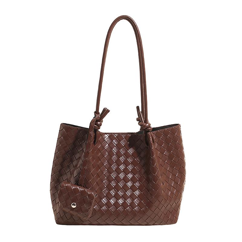 

Large-capacity bag women s summer versatility 2025 new casual shoulder diamond bag texture work commuter tote bag темно-коричневого