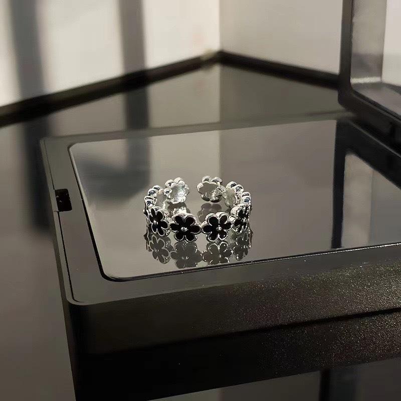 Black Drip Glaze Small Flower Åpningsring Kvinne Søt Retro Temperament Pekefingerring Allsidig nisjering med høy sans
