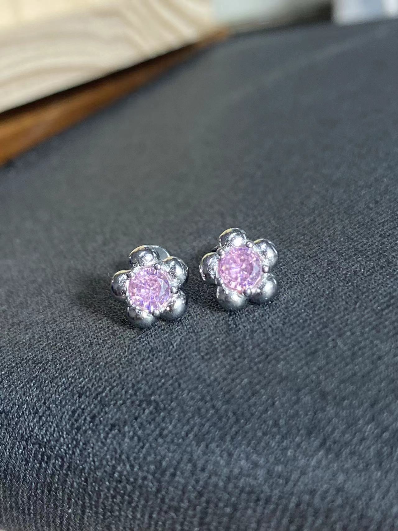 

Delicate flower stud earrings ins simple and advanced рожевий