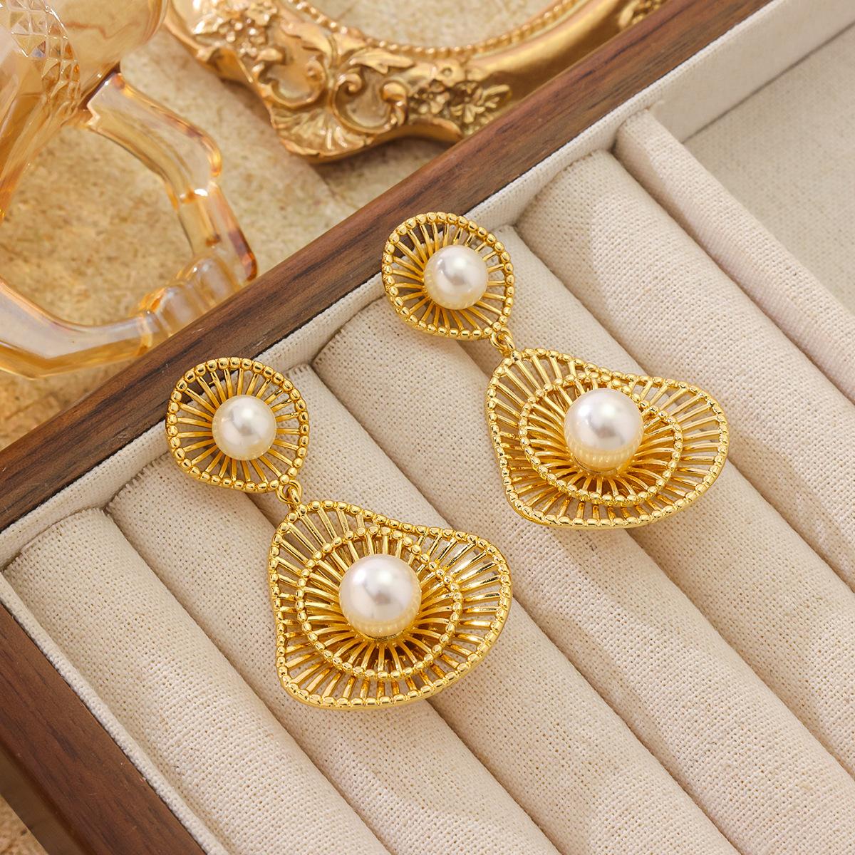 

Good News In Pairs 925 Silver Needle Pearl Earrings With Hollowed Out Long Design Niche High-end Retro Socialites белый
