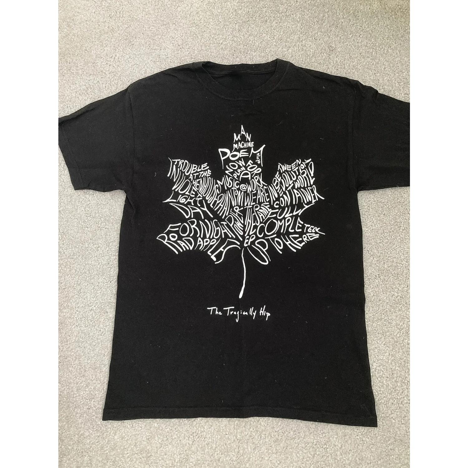 

Retro and Tragic Hip Band Pattern T-shirt with Music Lyrics Tree Design T-shirt Suitable for Concerts, Birthday Parties T-shirt XXXXXL чорний