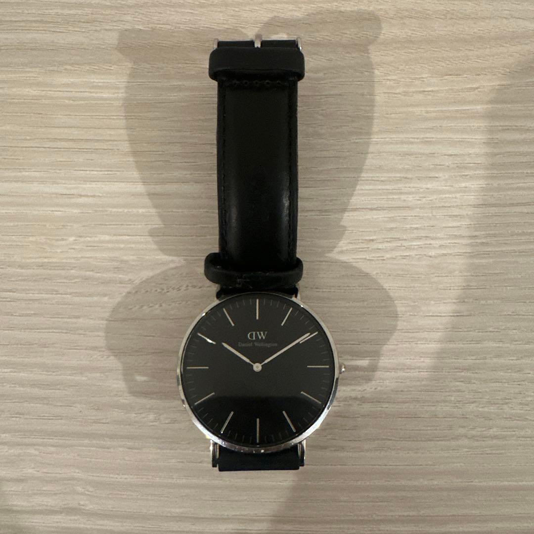 Подержанные часы Daniel Wellington серебристые x черные
