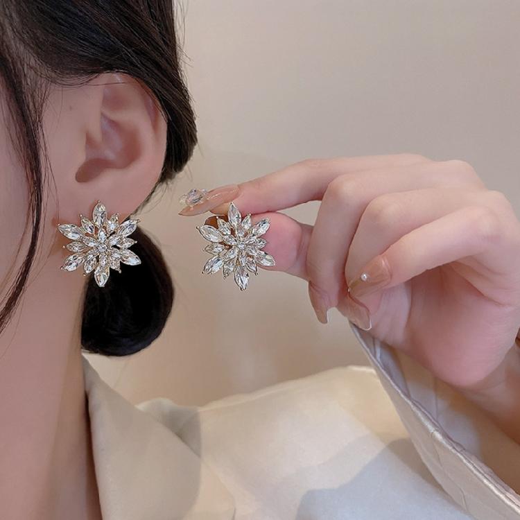 Sophisticated Women Silver Needle Floral Earrings Rhinestones Flower Ear Accessories Elegant Jewelry for Everyday Wear
