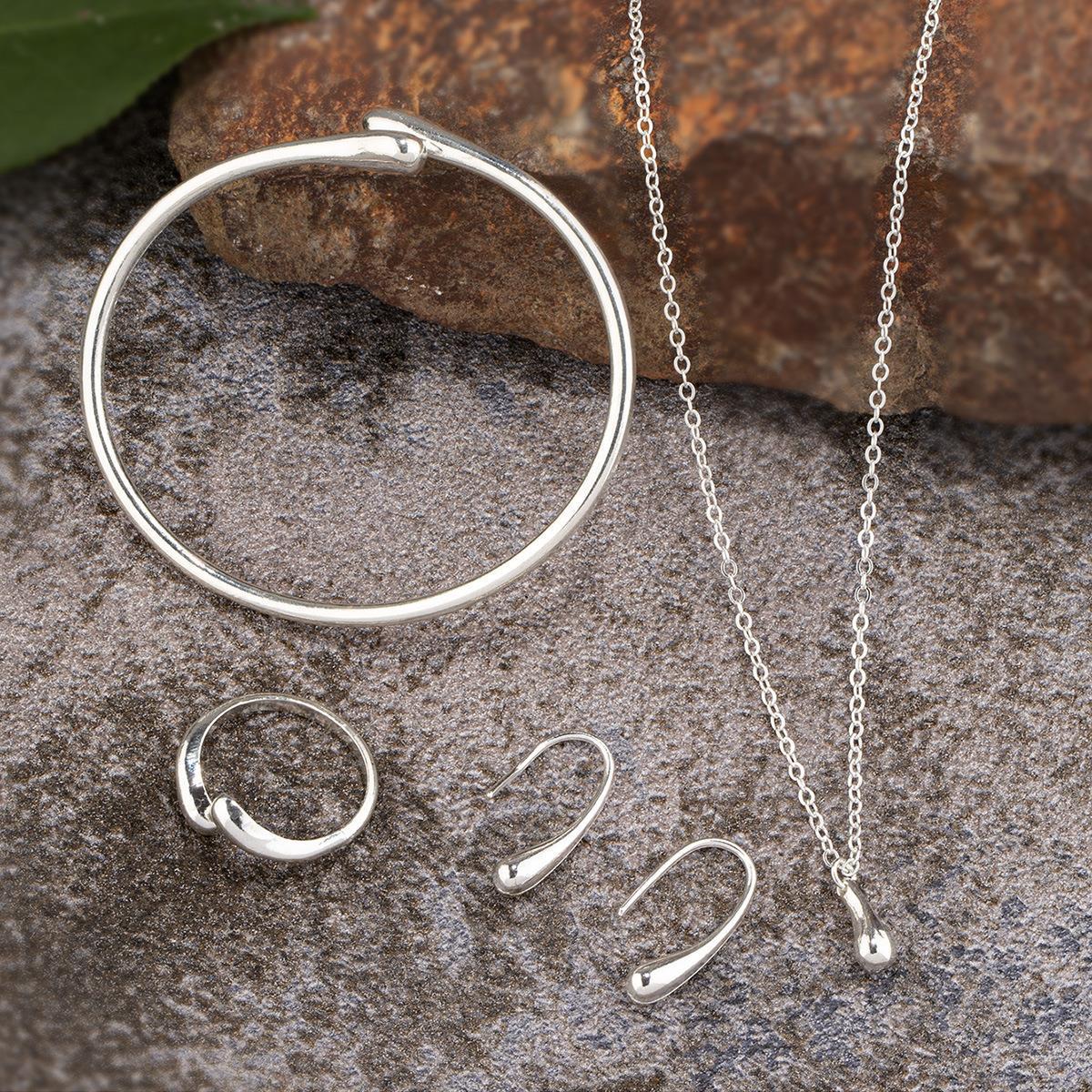 

Gaotu Jewelry Four-Piece Set: Teardrop Necklace, Bracelet, Ring, and Earrings - Elegant and Versatile.