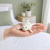Figurină Pisică Topită Imprimată 3D, Statuie Pisică Leneșă Achiată Dormind cu Finisaj Alb Mat, Bază Largă Stabilă, Decor pentru Birou Acasă Mașină