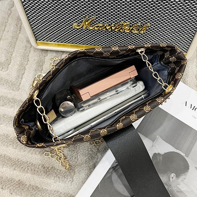 Casual embroidery printing pumping belt lock chain shoulder women's bag new trend versatile bucket bag