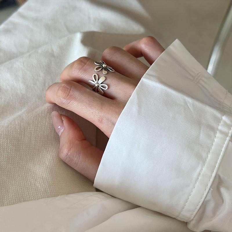 New Simple Daisy Flower Open Rings for Women Metal Style Hollow Petals Silver Color Trendy Finger Accessories Fashion Jewelry