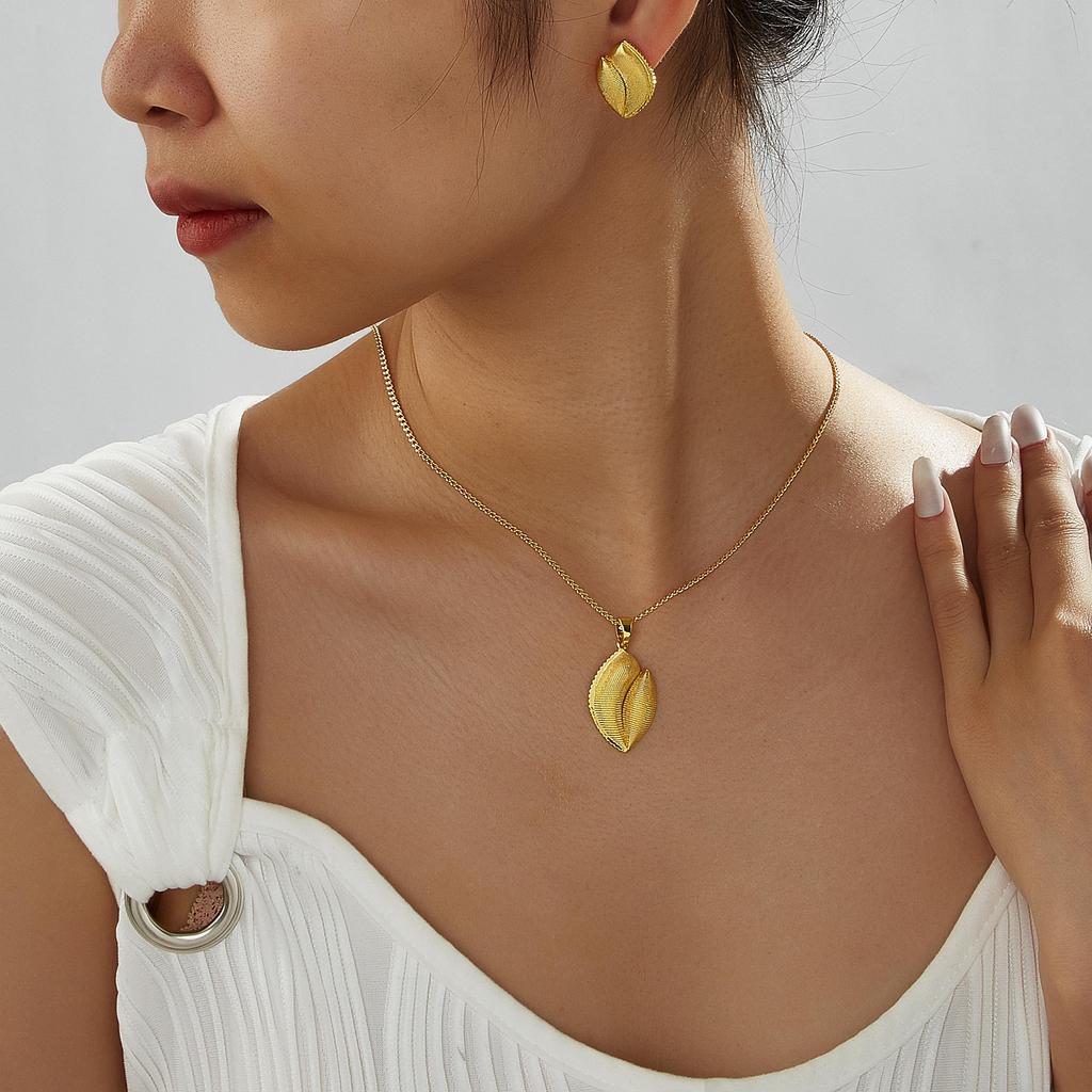 CMM Golden Leaf Jewelry Set Pendant Necklace Stud Earrings Elegant Textured Design Perfect for Women's Daily Party Wear