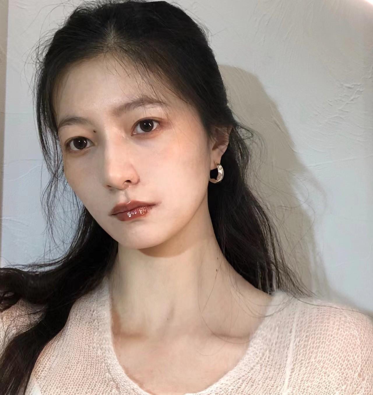 Irregularly pleated c-shaped earrings, unique design earrings, smooth surface, concave and convex, cold wind earrings, women