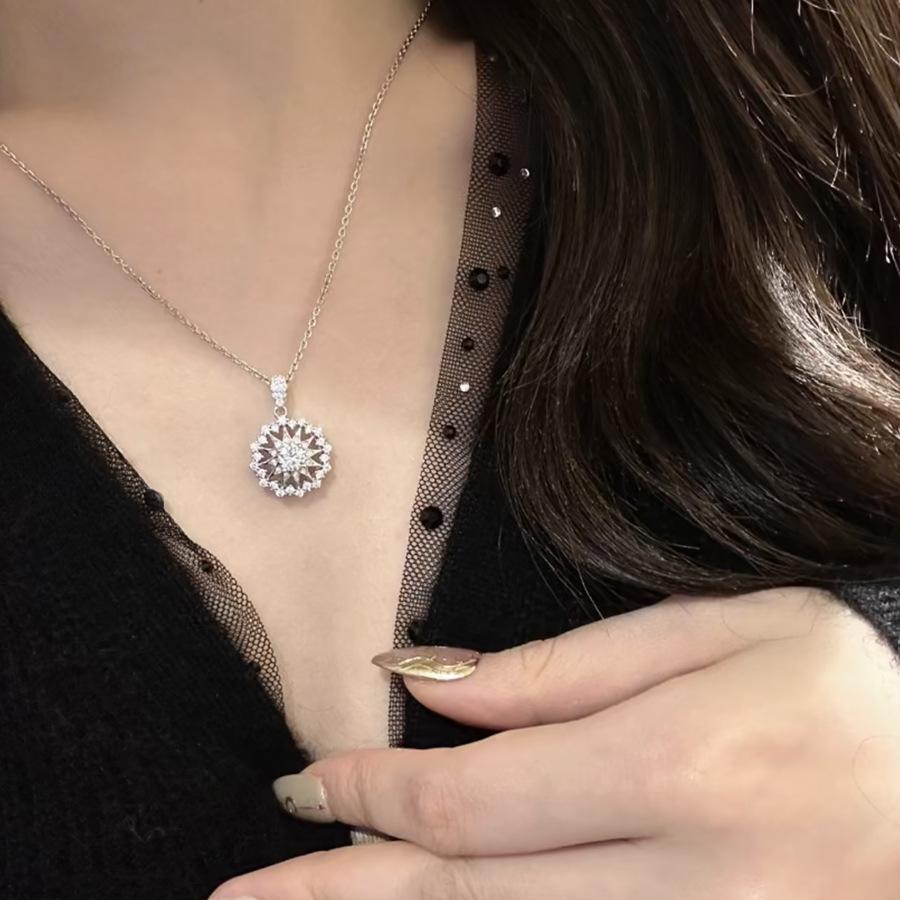 Imitace Moissanitu Lehký Luxus Plný Diamantů Super Třpytivá Vločka Astroláb Náhrdelník Dámský Přívěsek Slunečnice Nišový Design Sada Náušnic