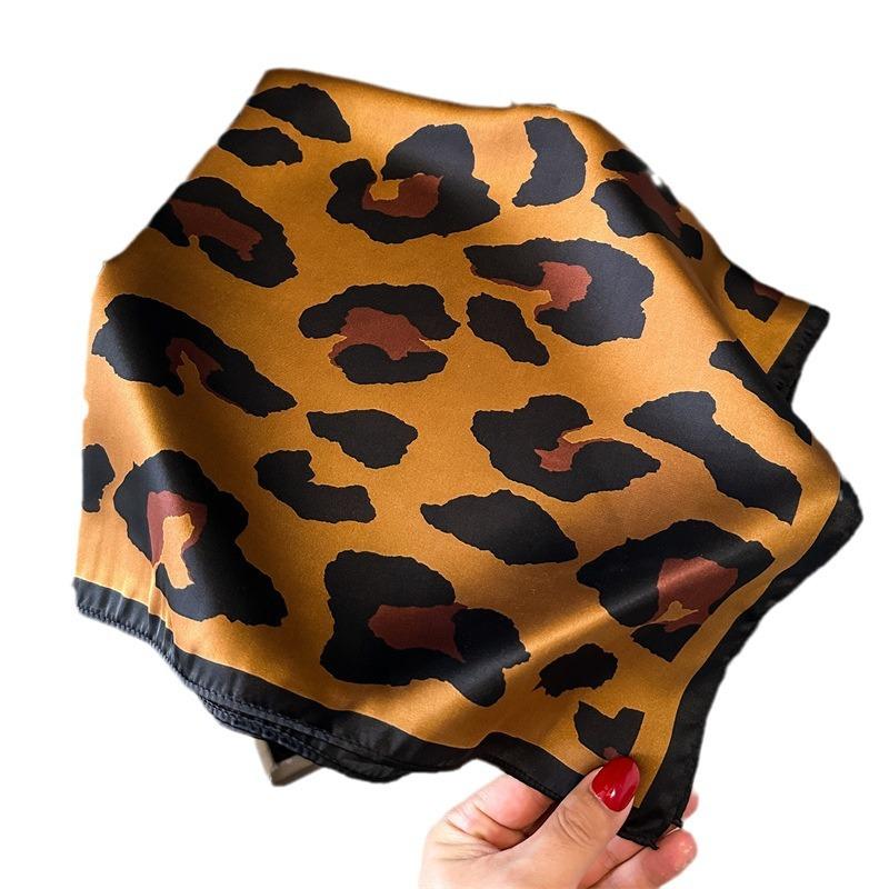 Pañuelo cuadrado pequeño con estampado de leopardo, pañuelo de seda de imitación, versión coreana, pañuelo de seda estampado, pañuelo protector para el cuello, bufanda profesional para mujer
