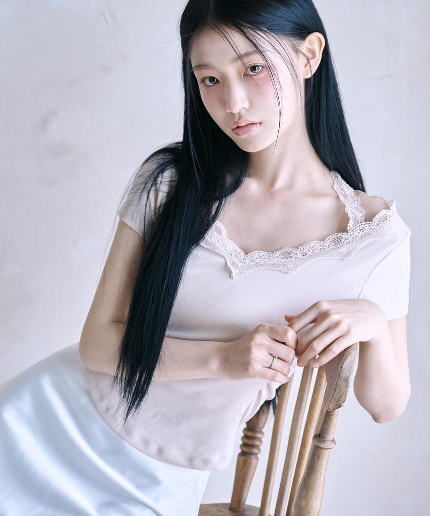 Leijeumiya Lily Halterneck Lace Top [Baby Pink]