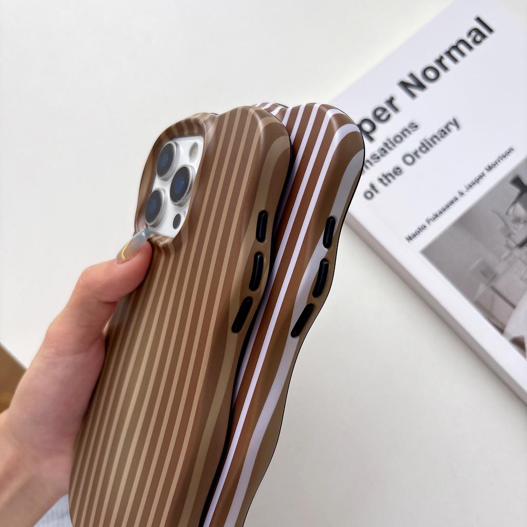 Faliste Krawędzie Paski 2 w 1 TPU+PC Odporne na Wstrząsy Etui na Telefon dla iPhone 13 14 15 16 17 Pro Max Jesienny Brązowy Kolor Matowa Osłona