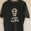 Camiseta Gráfica Negra con Logo "Alien" de Erica Synths - Talla Grande
