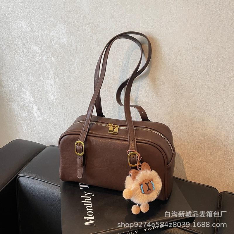 High-end Texture, Fashion, Versatile, Retro Bag, Women's 2025 New Trendy Temperament, Baguette Bag, Shoulder Bag, with Pendant