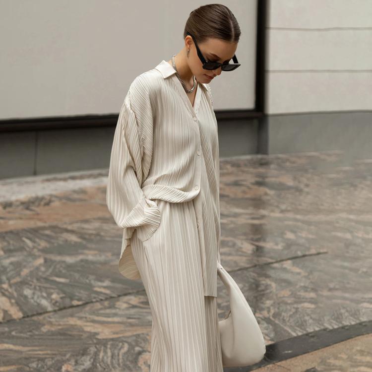 

Clacive Fashion Свободная бежевая плиссированная рубашка с длинными рукавами и брюками с высокой талией и широкими разрезами Женский комплект из 2 предметов