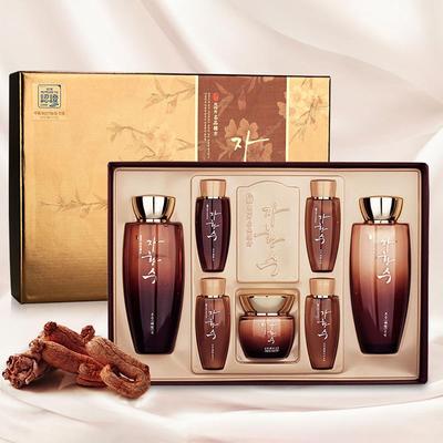 Ein 3-teiliges Set hervorragender feuchtigkeitsspendender und hautausgleichender Damenkosmetik