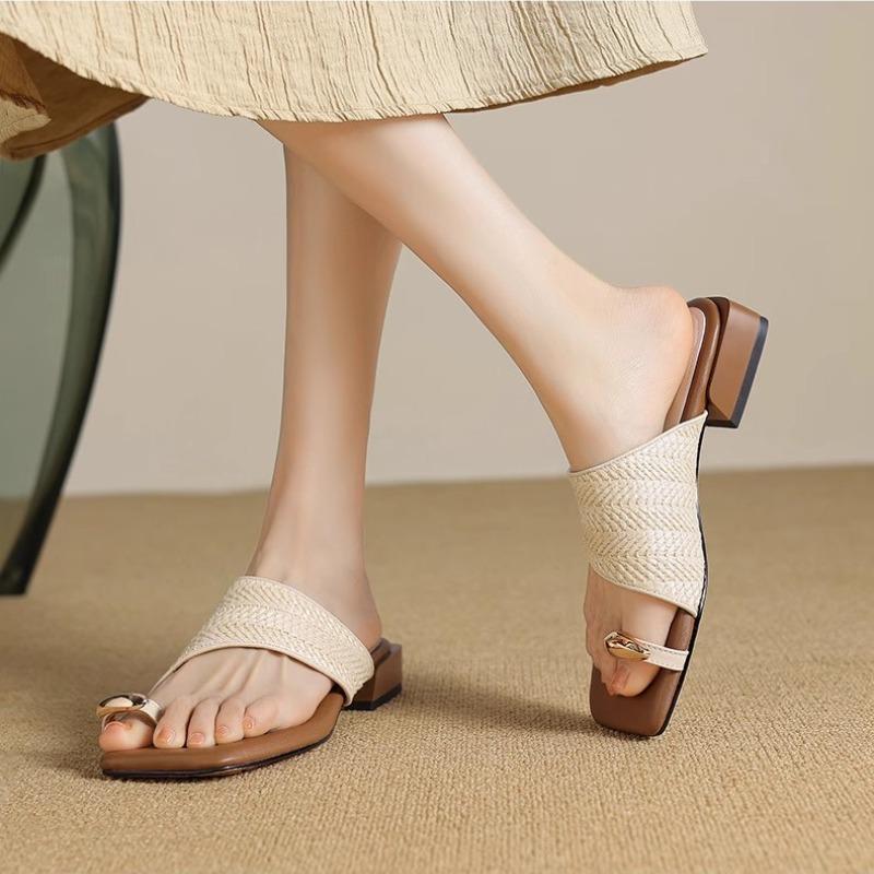 Fashion Women's New Spring/Summer Square Head Casual and Comfortable Medium Heel Large Metal Accessories Truffle Toe Beach Slippers