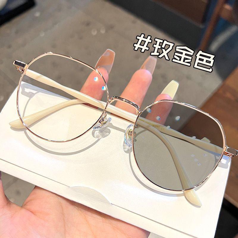 Trendy Women's Light-Changing Transparent Myopia Glasses with Slim Big Frame