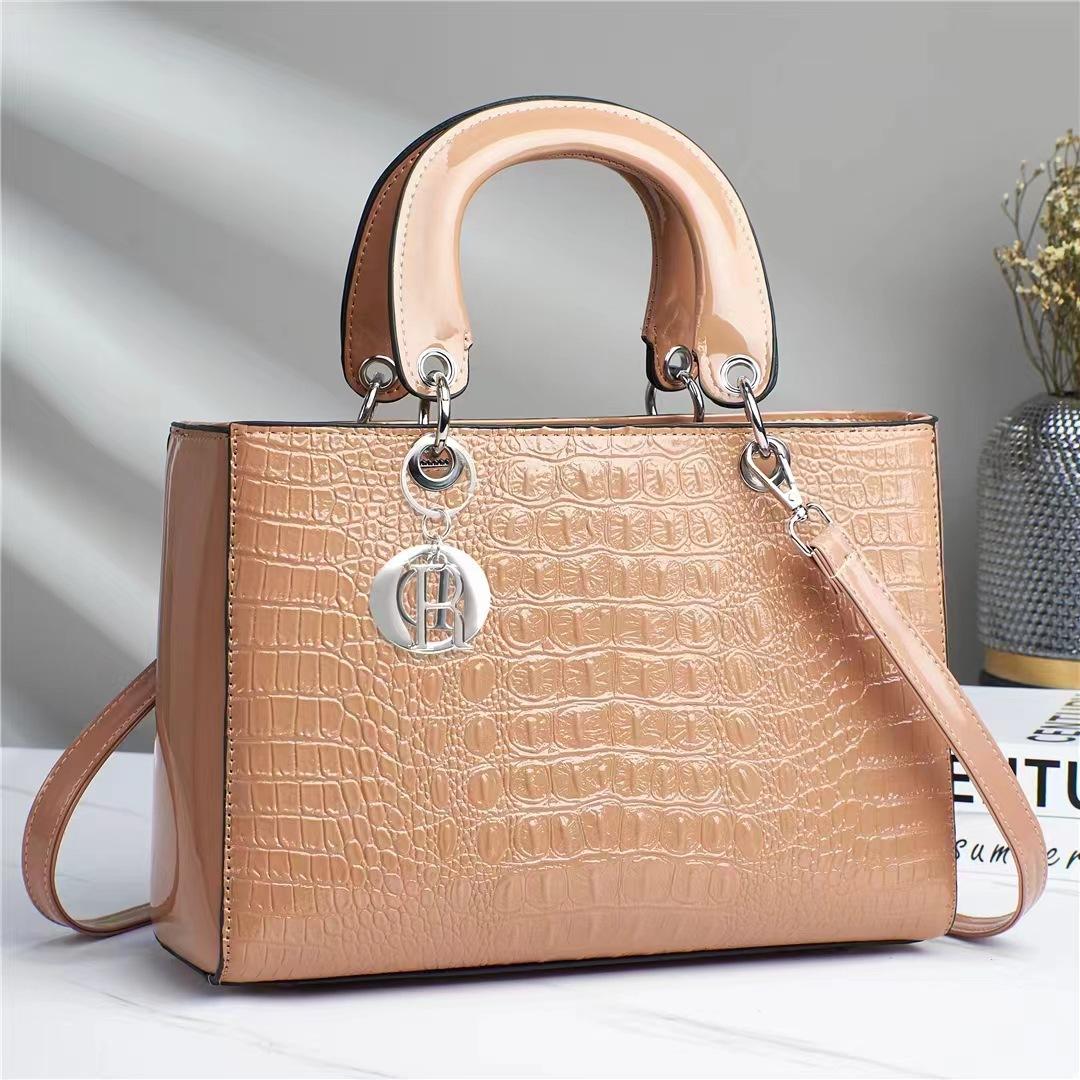 Latest Crocodile Pattern Large-capacity Modern Style Fashionable and Versatile Single-shoulder Crossbody Bag with A Fashionable High-quality Texture .