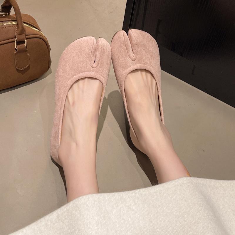Japanese style 2025 spring new ninja shoes women's fashion casual comfortable leather flat split toe loafers ballet shoes