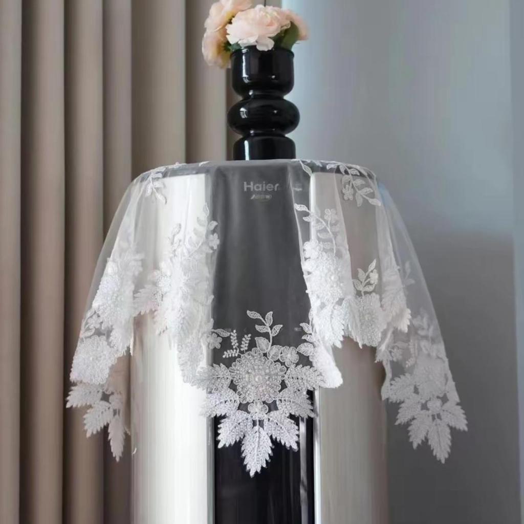 Handgefertigte Tischdecke aus bestickter Spitze mit Perlennetz