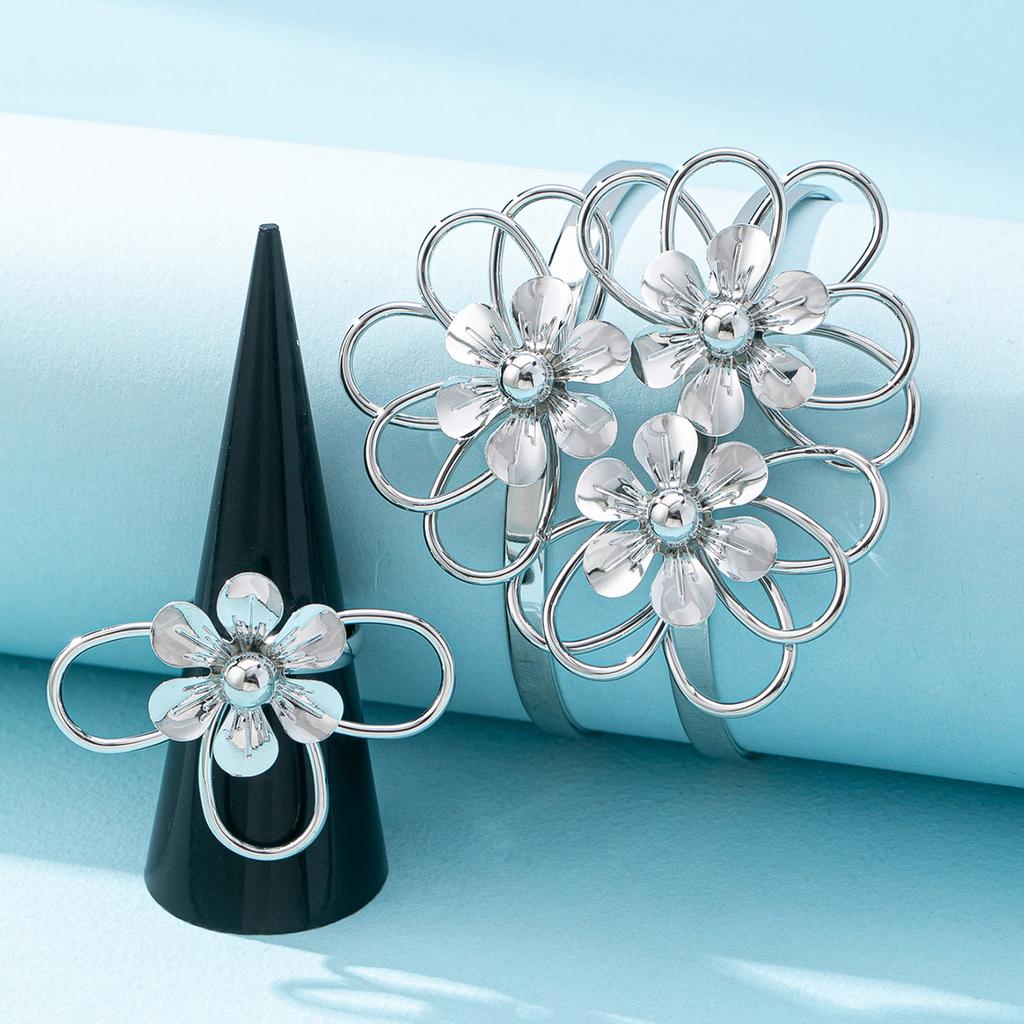 Ein Set Eleganter Hohllinien Blumen Design Sinn Nische Retro Armband Ring Textur Blumen Set