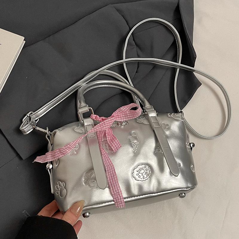 

This year, the Korean version of the girl s style graffiti embroidery thread portable Boston bag niche design commuter foreign style messenger bag is