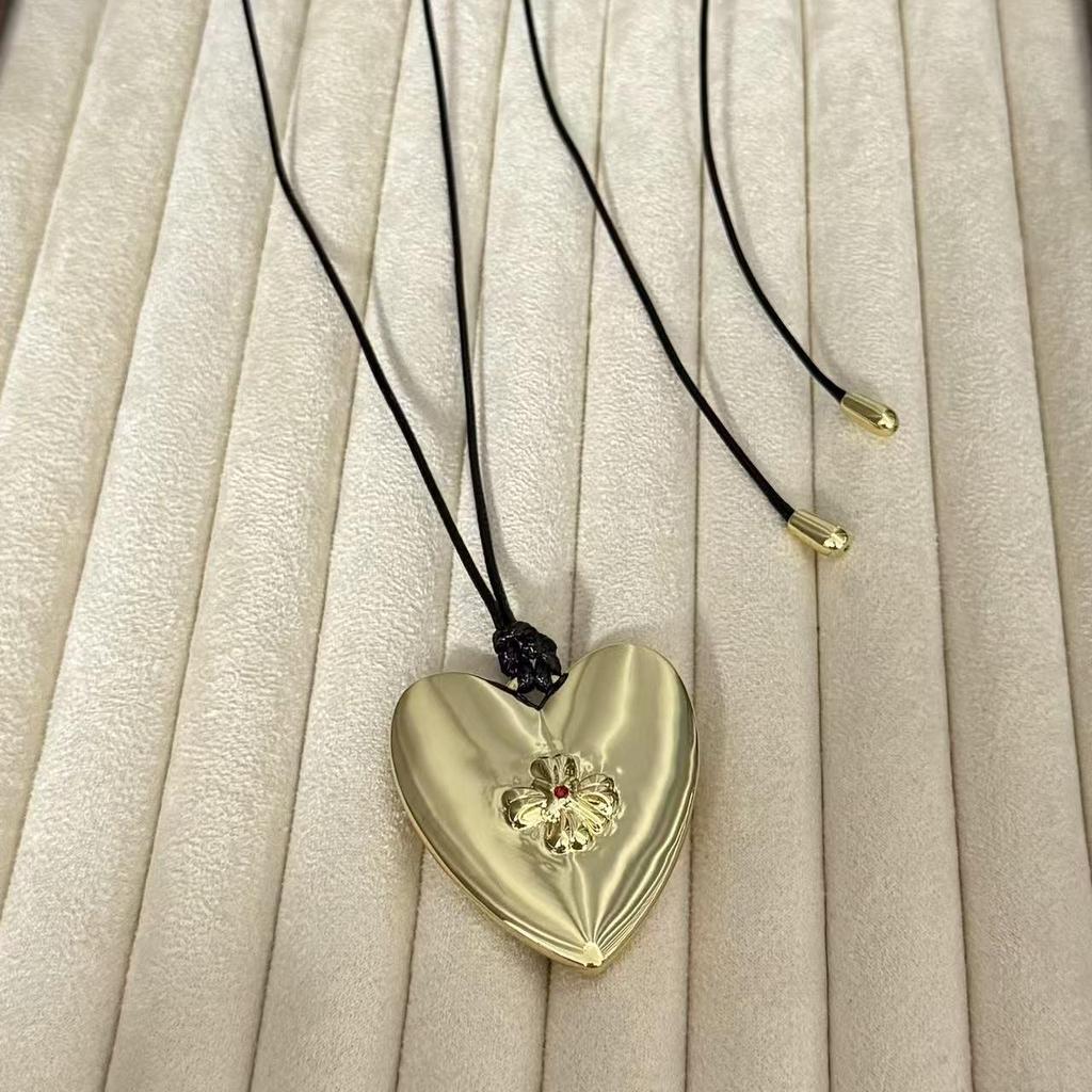 French Elegant Heart Necklace - Chic Pendant with Modern Design, High-End Luxury Sweater Chain