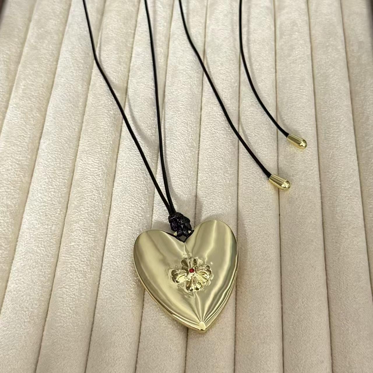 

French Elegant Heart Necklace - Chic Pendant with Modern Design, High-End Luxury Sweater Chain