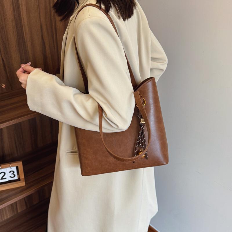 

2025 new tote bag women s senior sense simple commuter shoulder bag 28*9*27 чорний