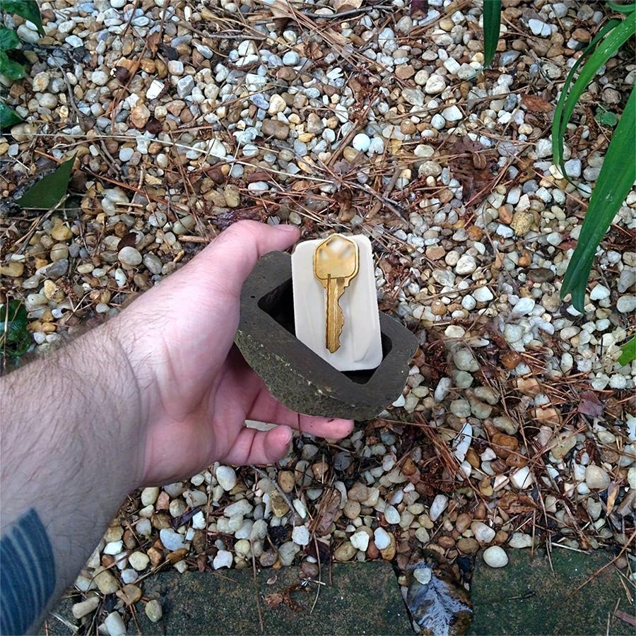 Simulated Stone Key Box, Realistic Rock Appearance, Anti-theft, Suitable for Placement in Courtyards, Gardens, and Doorways