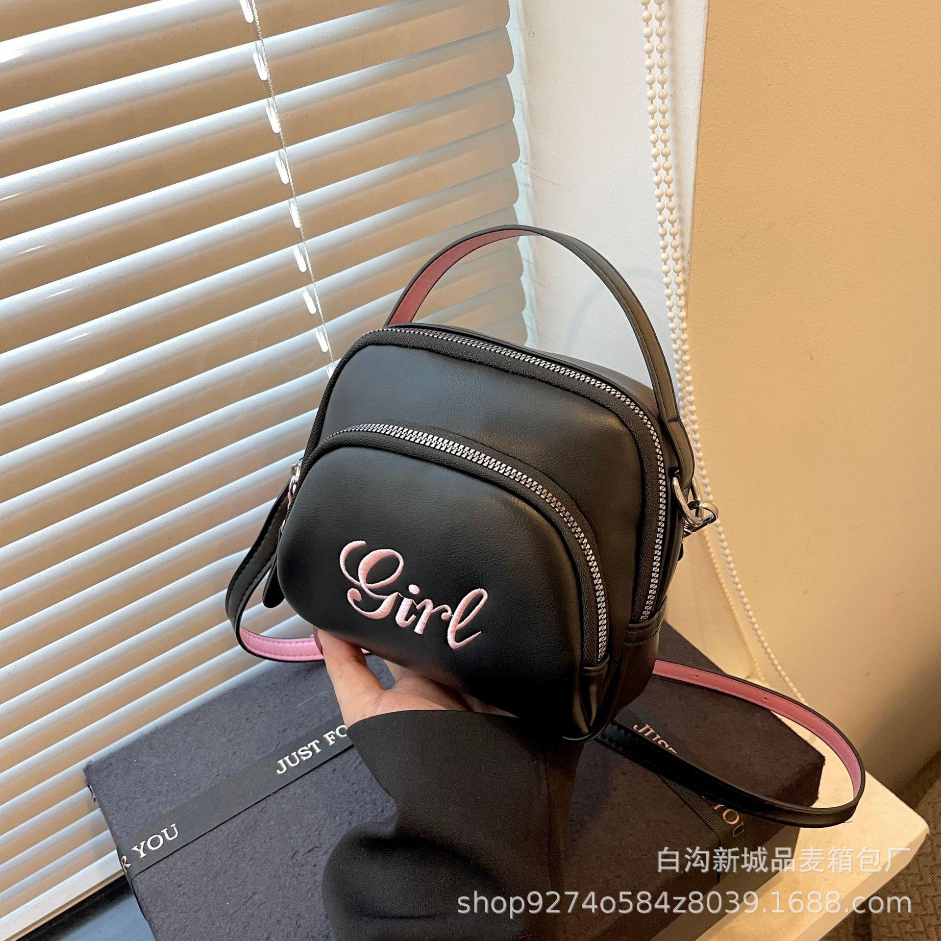 

2025 new laser glossy texture portable messenger small backpack foreign style women s bag fashion color matching double-layer small bag чорний