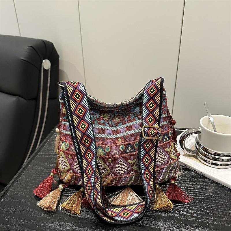 Fashion ethnic style fringed shoulder bag popular new tote bag messenger bag travel Chinese style women's bag tide