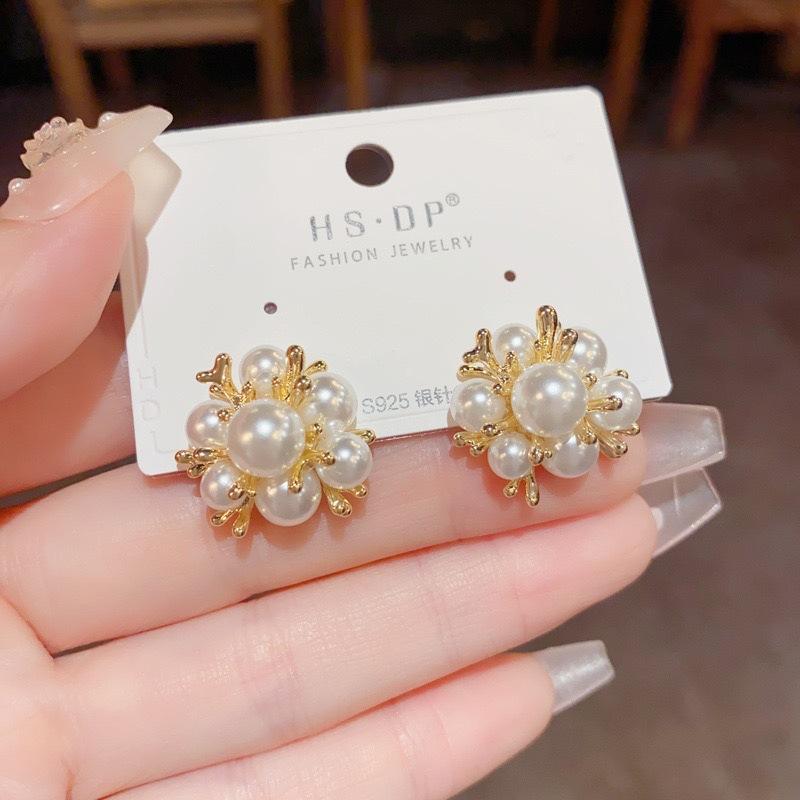 Niche fashion design sense pearl flower ball stud earrings temperament sweet and versatile exquisite tide earrings
