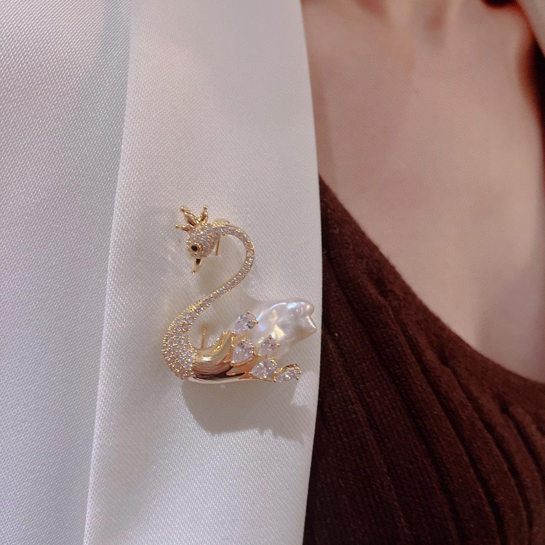 Swan Corsage Shaped Baroque Natural Freshwater Pearl Brooch Simple and Versatile Winter Sweater Accessories Gold Plated