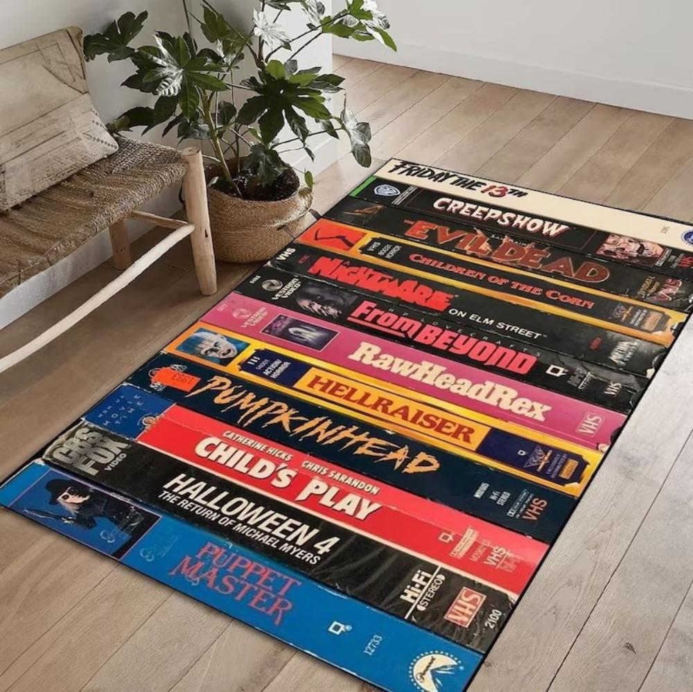 1 Stück Retro Horror VHS Film Filme Großer Teppich Retro Teppich für Wohnzimmer Schlafzimmer Man Cave Spielzimmer Bodenmatte Rutschfest Dekor