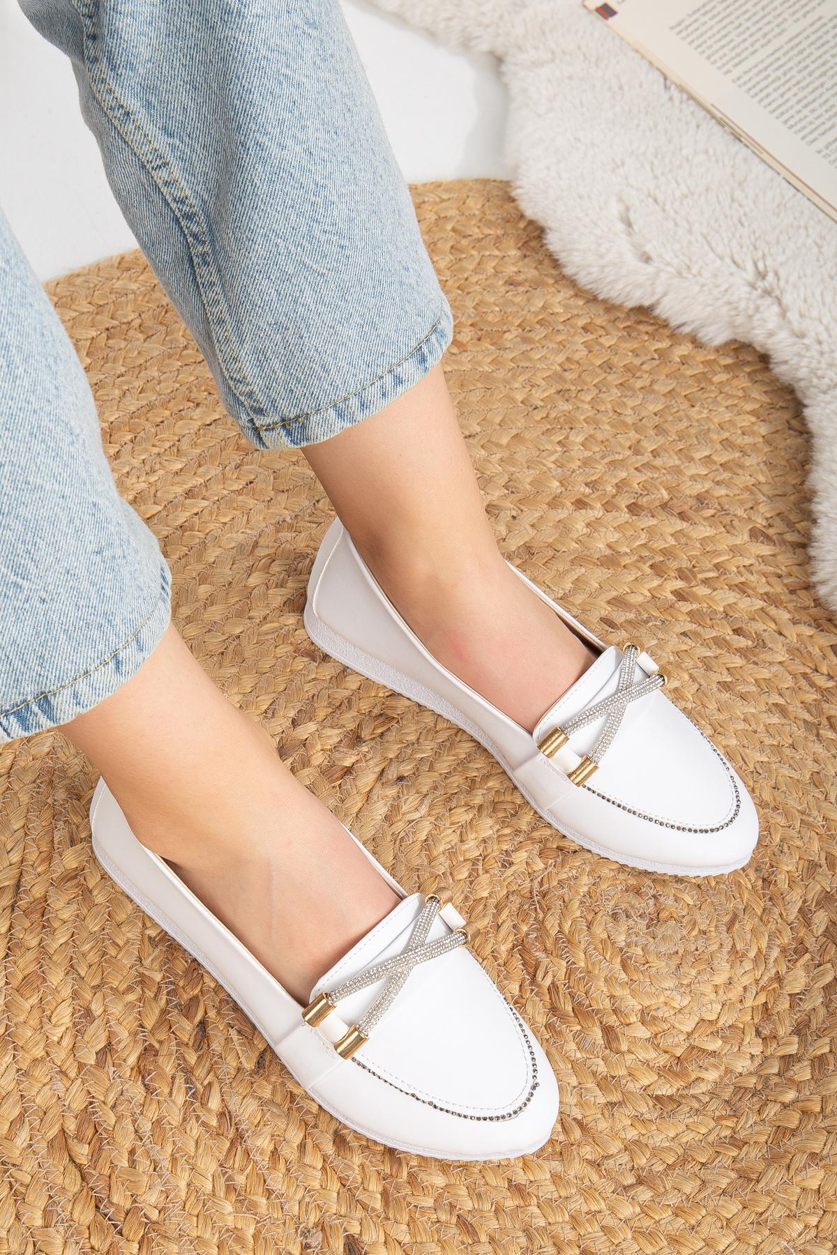 

Женские туфли на плоской подошве. Туфли с каменной пряжкой.