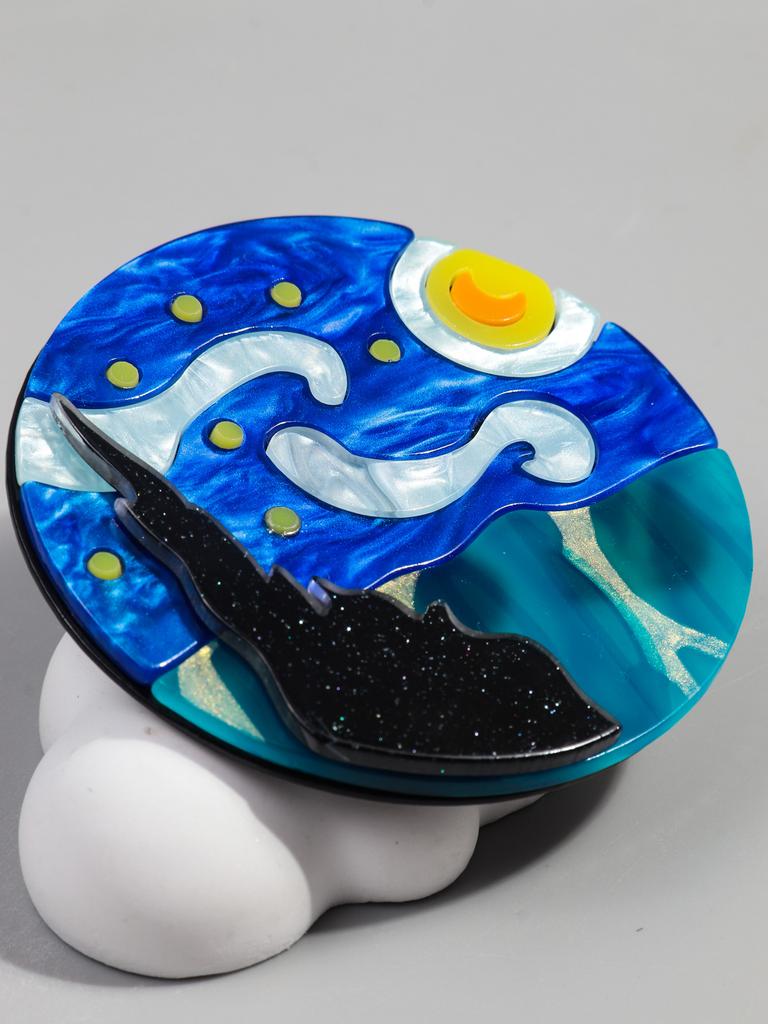 New World Famous Paintings The Starry Night Acrylic Brooch Round Circle Iridescent Brooches Pins for Women Clothing Accessories