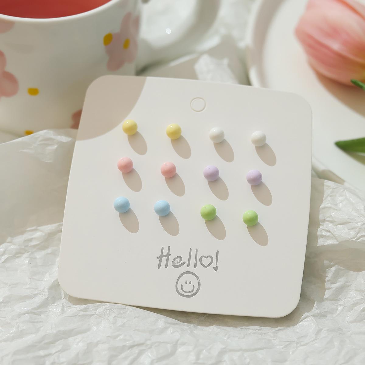 

Новый комплект серег-шариков Macaron Color Rose из смолы — простой, универсальный и идеальный для повседневного ношения