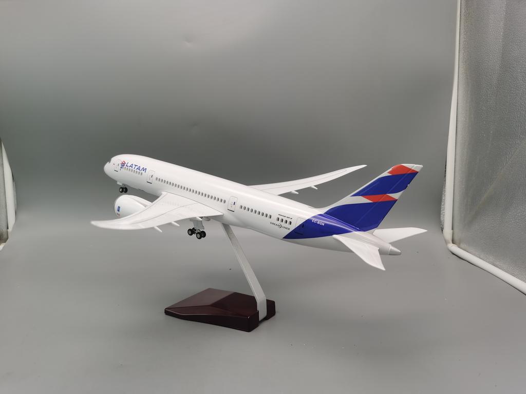 Diecast Airplanes Latam Airlines B787 Plane Models 1:130 Scale Large Model Airplane with LED Light for Home Decor Collection or