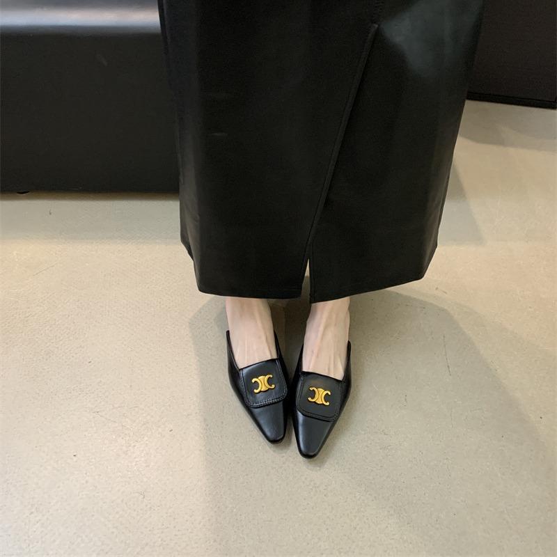 Nai Pai 2025 spring and summer new metal buckle pointed head flat bottom slippers flat heel bag head half drag wear women's sandals comfortable