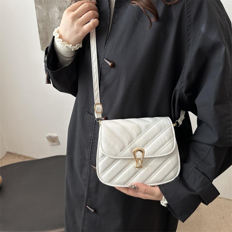 2025 Winter New Xiaoxiangfeng Light Luxury Diamond Square Bag Personalized High Value Niche Design Shoulder Messenger Bag