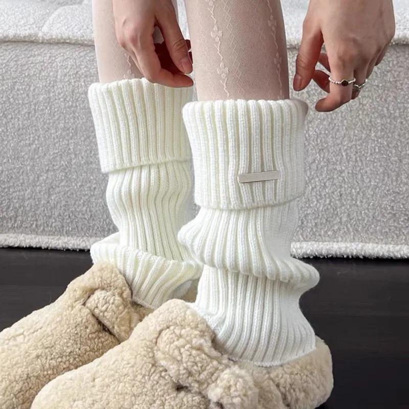 Y2k Puños Negros Blancos de Punto Logo Metálico Japonés Calentador de Pierna de Calcetín de Invierno para Mujer Calidez Versátil para el Pie Nuevo