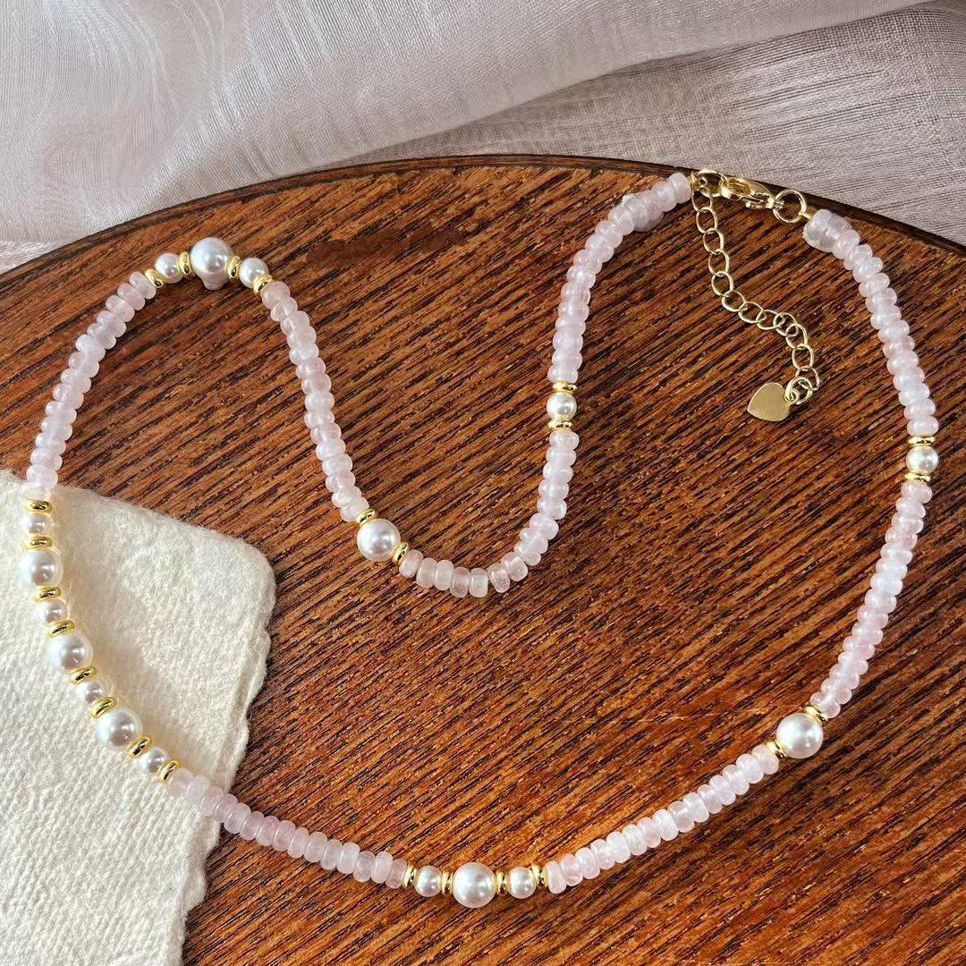 

Винтажное ожерелье-цепочка на ключицу с дизайном из розового кварца, искусственного кристалла и жемчуга