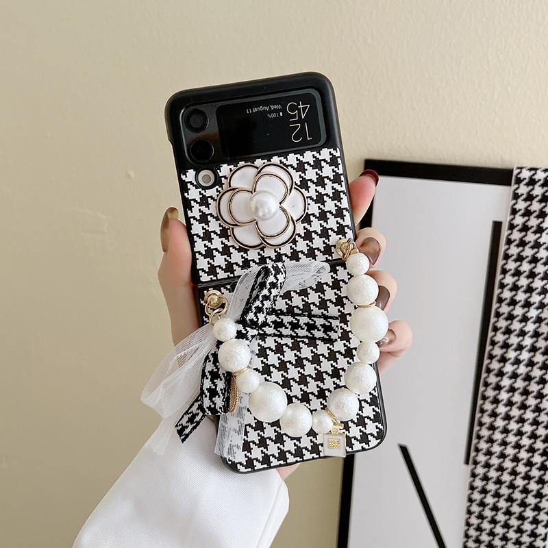 Schicke und elegante Hahnentritt-3D-Perlen-Kamelien-PU-Leder-Handyhülle für Samsung Galaxy Z Flip 3 5g mit tragbarem Armband