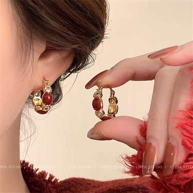 Boucles d'oreilles de luxe tendance 2024 accrocheuses pour femmes: Boucles d'oreilles à clous tendance et polyvalentes pour l'automne et l'hiver