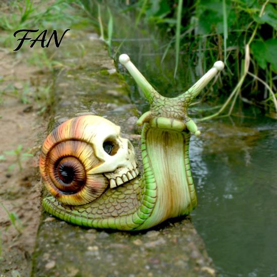 Weatherproof Patio Accents Halloween Skull Snail Statue, Gothic Home Decor, Creative Resin Crafts Figurine Ornaments for Outdoor Garden Lawn