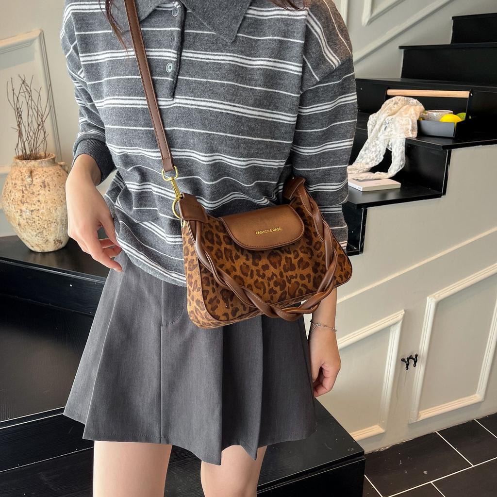 Premium matte underarm bag women's 2025 new hand carry women's bag autumn and winter retro shoulder bag versatile messenger bag